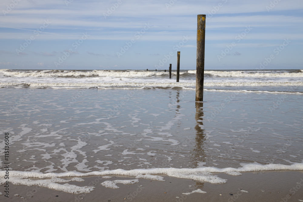 Holzpfähle an der Nordseeküste, Norderney, Ostfriesland, Niedersachsen, Deutschland Holzpfähle an der Nordseeküste, Norderney, Ostfriesland, Niedersachsen, Deutschland