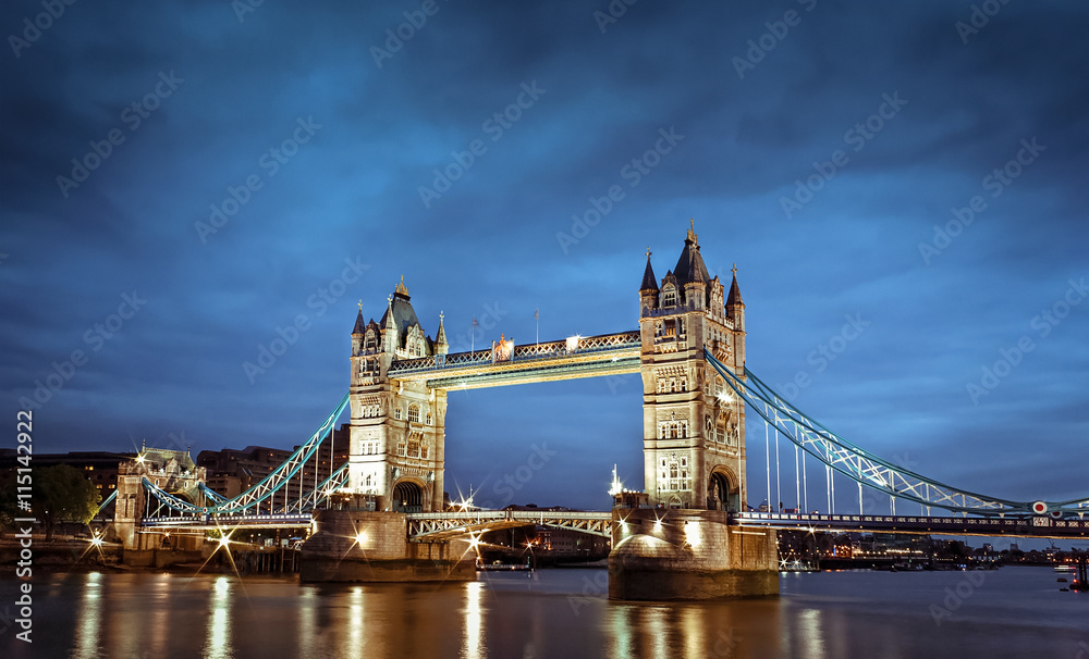 Fototapeta premium London's Tower Bridge at twilight
