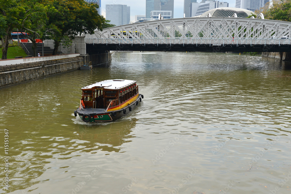 Naklejka premium SINGAPORE : River Cruise is another famous tourist sightseeing activities.