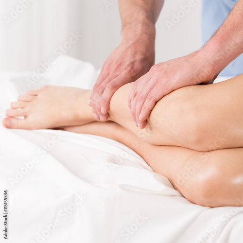 Foto Physical therapist doing lymphatic drainage
