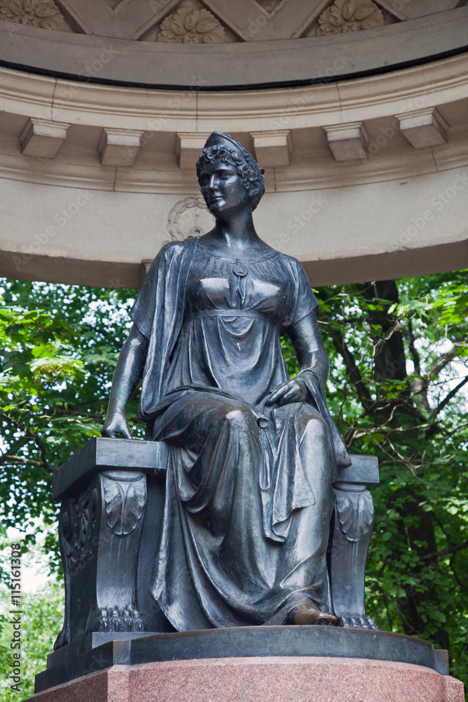 Pavlovsk. A sculptural monument to Maria Fiodorovna in Rossi's pavilion.