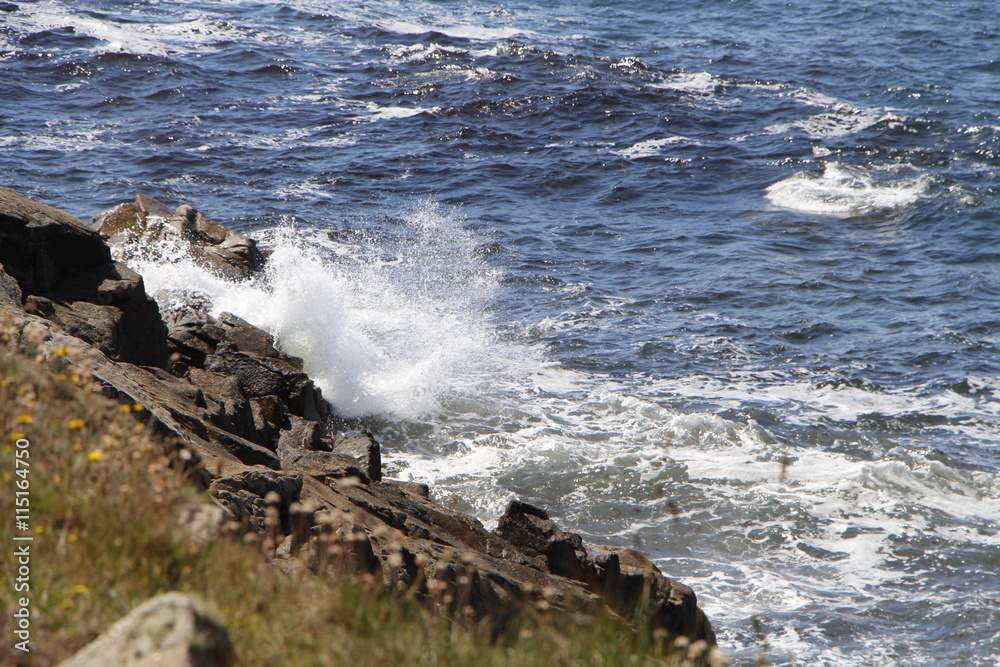 Vagues s'écrasant sur les rochers sur la côte bretonne