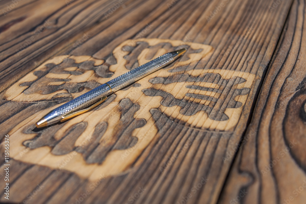 Naklejka premium One Pen On Wooden Desk