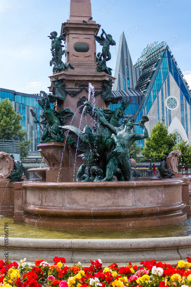Fototapeta premium Leipzig, Augustusplatz mit Paulinum der Universität und Mendebrunnen im Sommer.