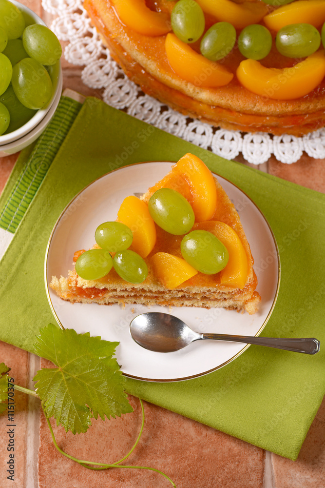 torta alla frutta con uva e pesche