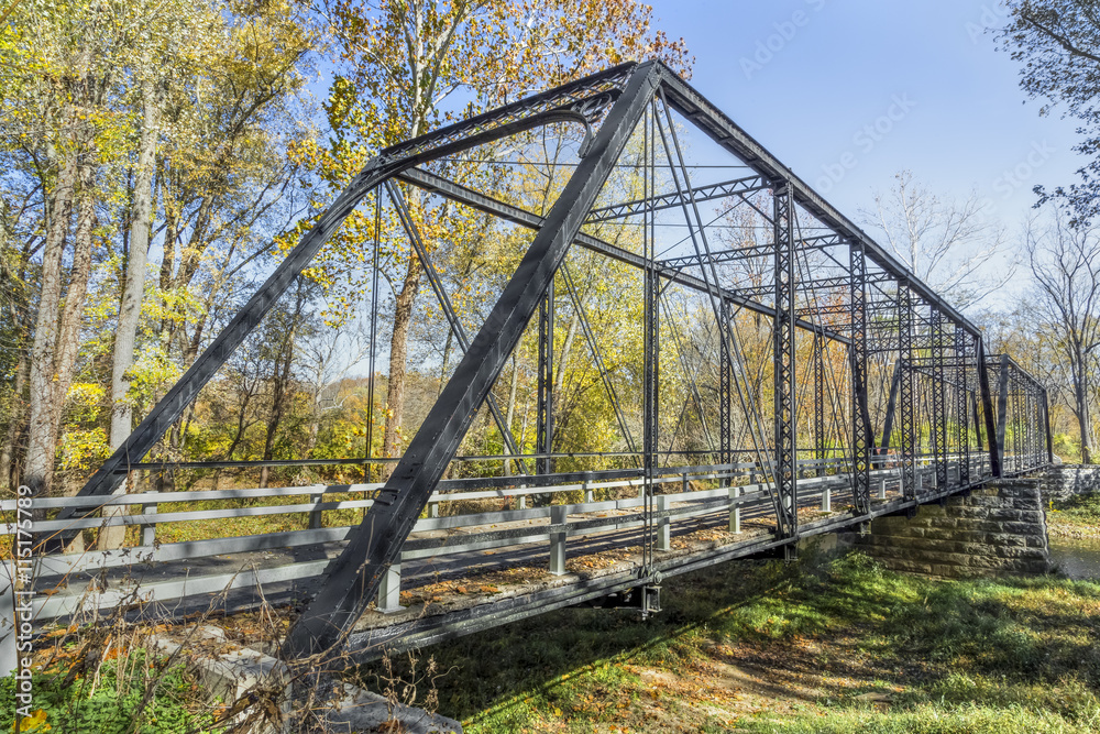 Obraz premium Rural Indiana Iron Bridge in Autumn