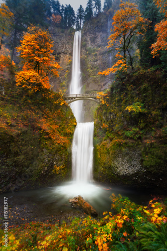Multnomah Falls w jesiennych kolorach