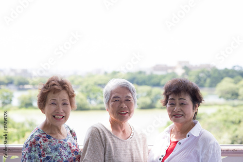 高齢者女性3人