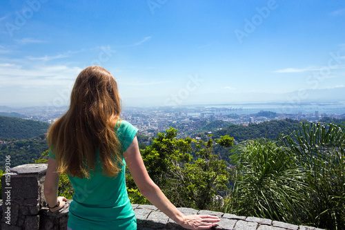 Fototapeta Naklejka Na Ścianę i Meble -  girl tourist looks at Rio landscape