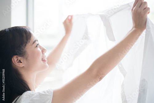 洗濯する女性