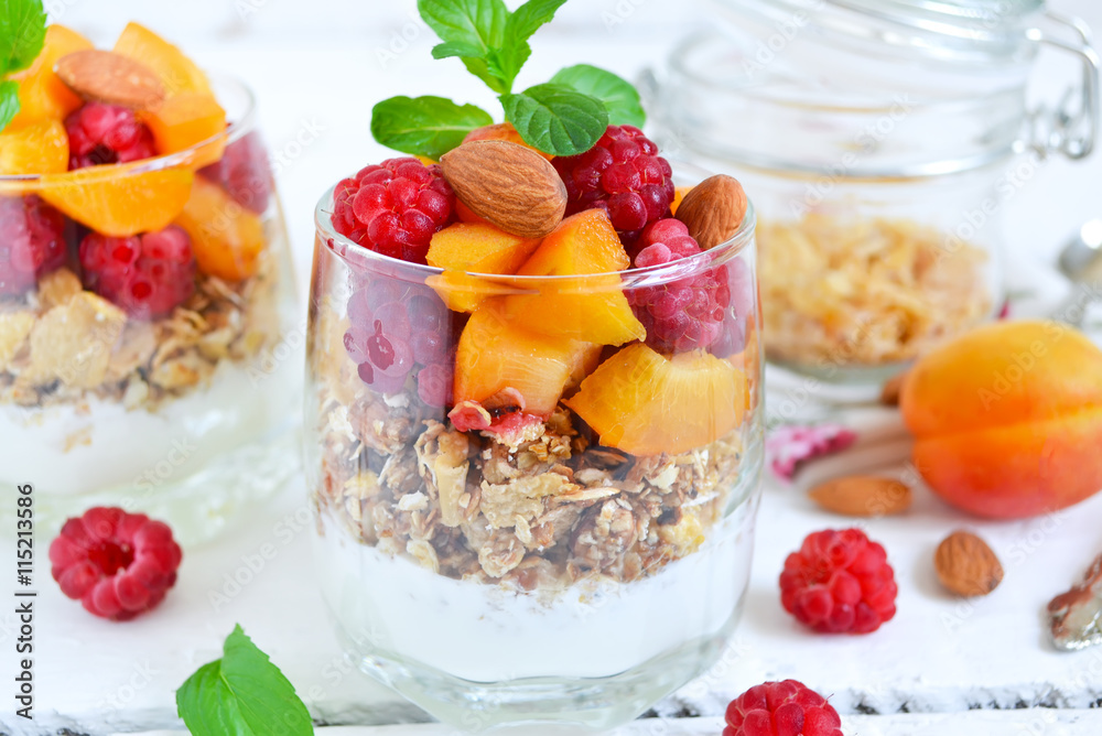 Homemade yogurt with granola apricots, peaches and raspberries o Homemade yogurt with granola apricots, peaches and raspberries o