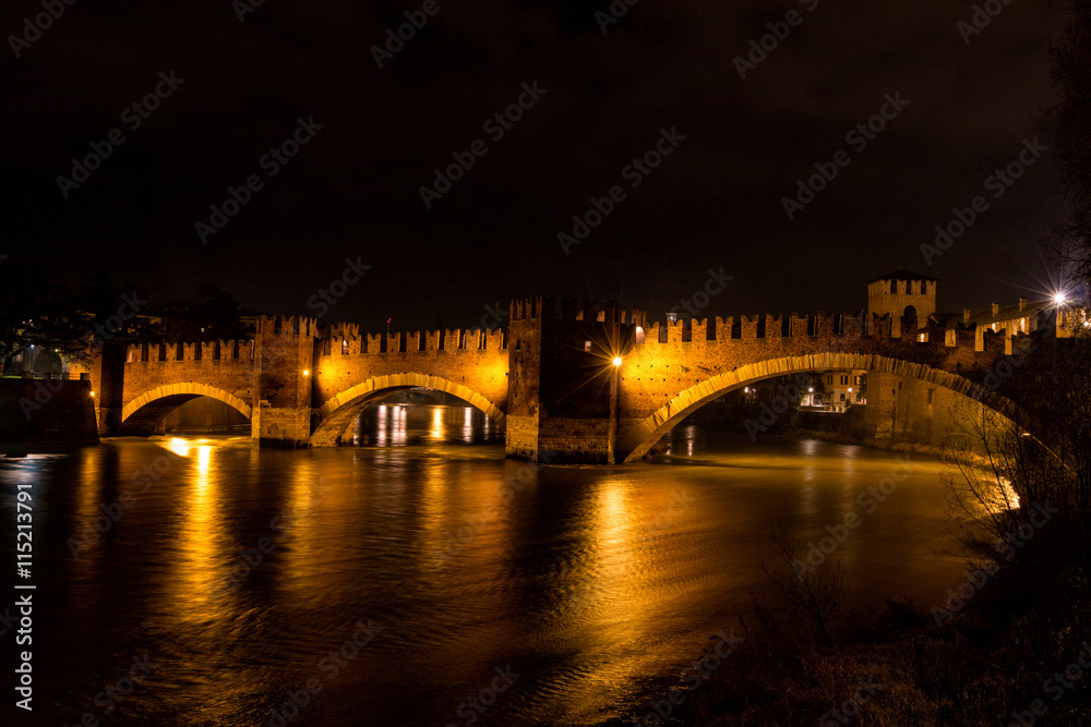 Ponte Scaligero di notte