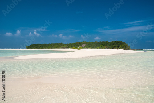 Sand bank in a Maldivian island © forcdan