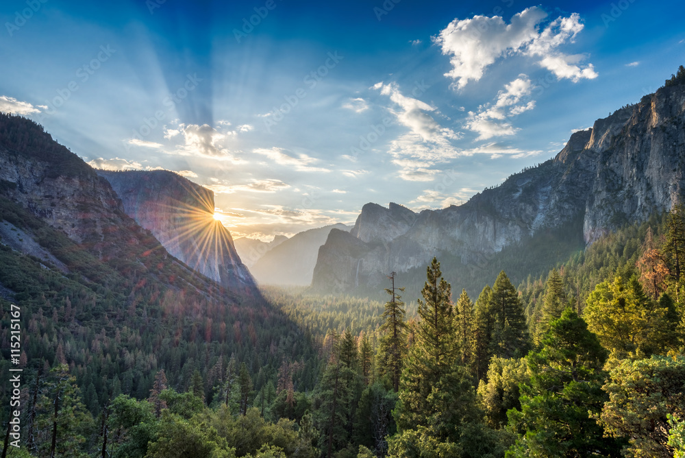 Naklejka premium Wschód słońca w tunelu Widok vista punkt w Yosemite National Park