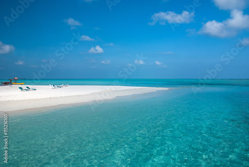 Sand bank in a Maldivian island © forcdan