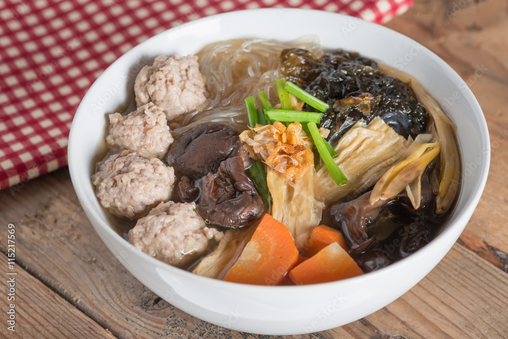 Clear soup with bean curd and minced pork. (Gaeng Jued Woon Sen) Clear soup with bean curd and minced pork. (Gaeng Jued Woon Sen)