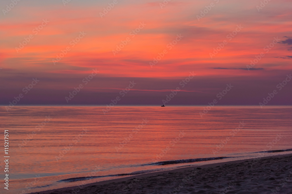 Obraz premium pink colorful sunrise over the sea