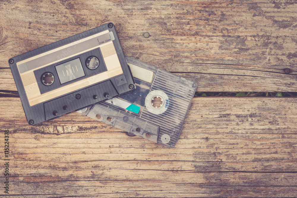 Retro Kassetten auf Holzuntergrund, Nahaufnahme 