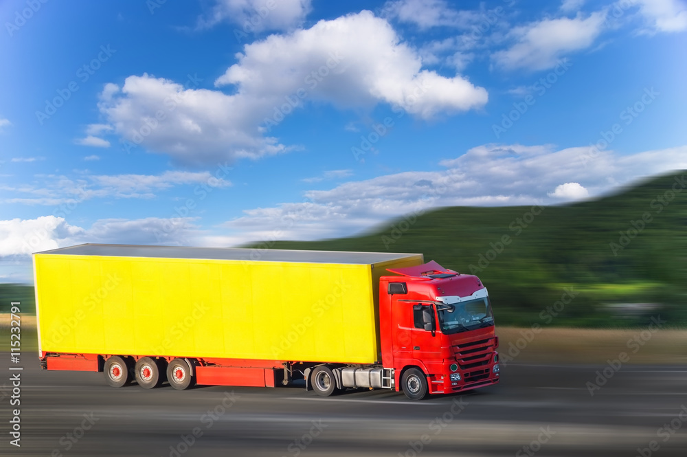 Wie Schnell Darf Ein Lkw Auf Der Autobahn Fahren 3t LKW fährt schnell auf der Autobahn Stock-Foto | Adobe Stock