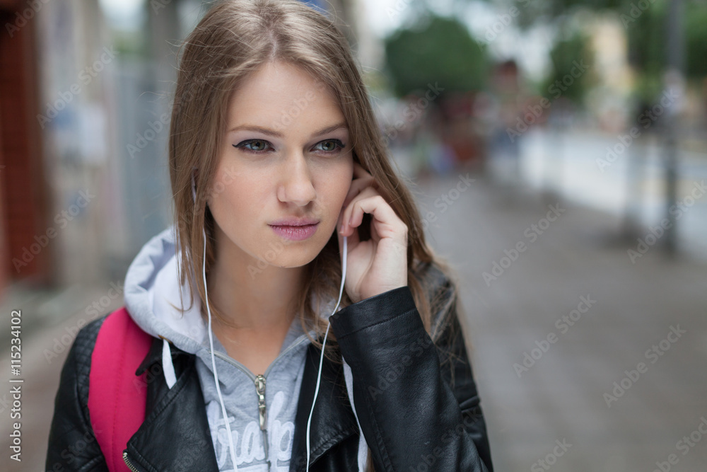 girl  listening to music