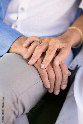 Couple holding hands © Photographee.eu