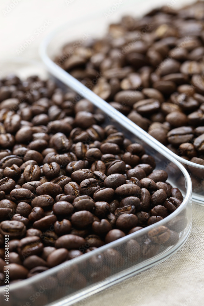 Fototapeta premium roasted coffee beans, peaberry and flat bean
