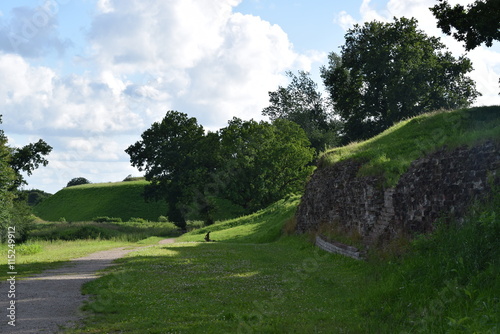 Danewerk - Auf den Spuren der Wikinger, Wiese und Mauern