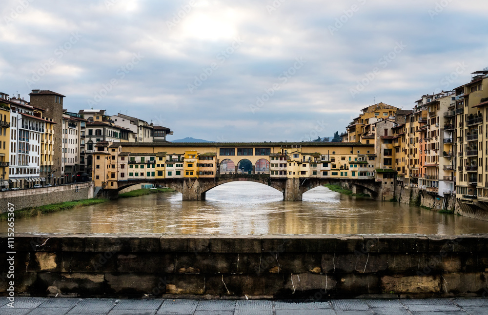 Obraz premium Perspective view of Old Ponte Vecchio Bridge on dull day, Florence, Italy