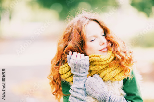 schöne Frau mit roten Haaren im Herbst photo