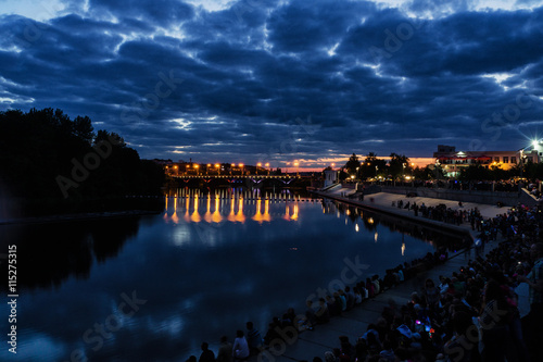 Foto Night magic show of fountains on the central waterfront Roshen