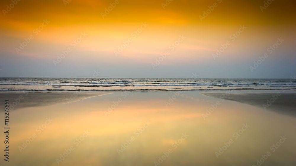 Fototapeta premium Horizontal ocean sunset tidal waves background