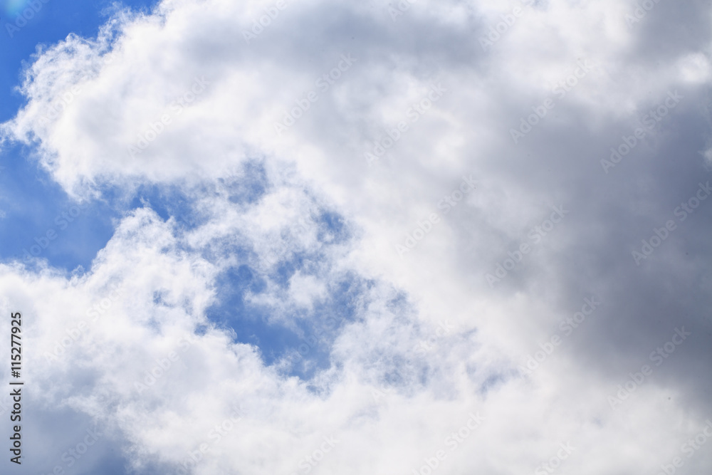 Obraz premium Białe rzadkie chmury na niebieskim niebie