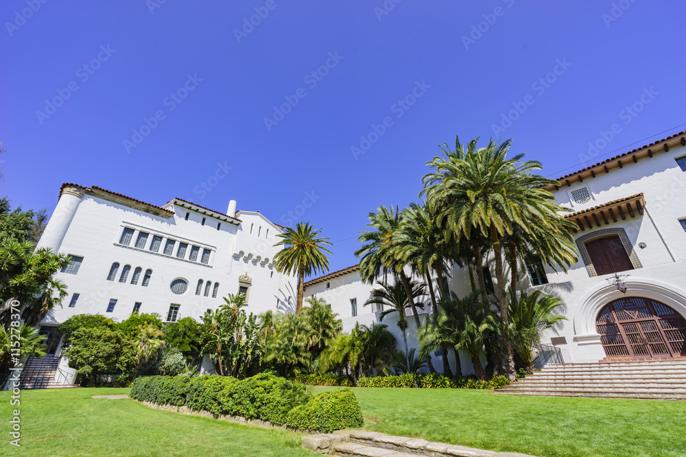 Obraz premium The beautiful Santa Barbara courthouse with blue sky at morning