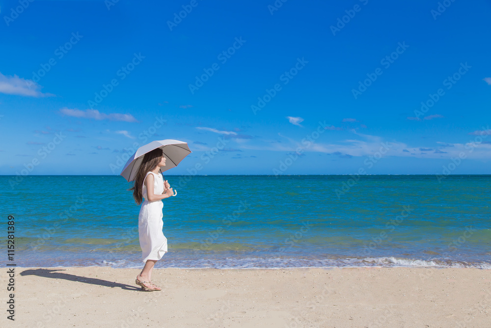 沖縄の海と若い女性