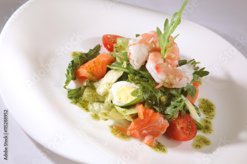 Salad with Arugula and shrimp