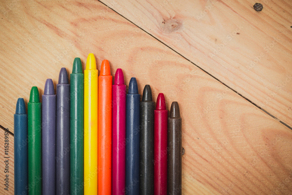 Obraz premium Crayon on wood background with copy space