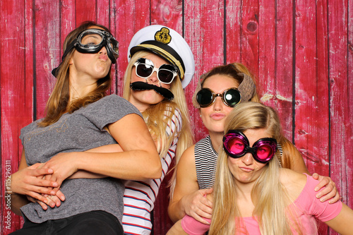 Junge Mädchen mit lustigen Brillen haben Spaß mit einer Fotobox - Photo Booth Party 