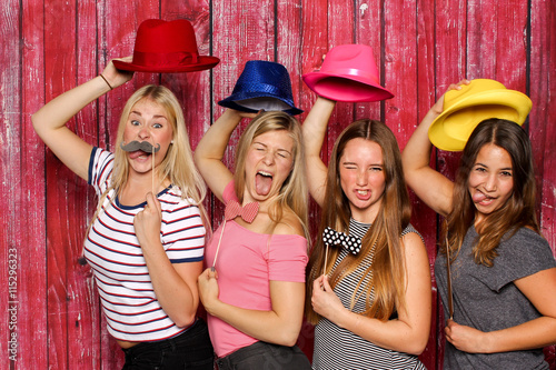 Photo Booth Party - Alberne Mädchen mit Probs 