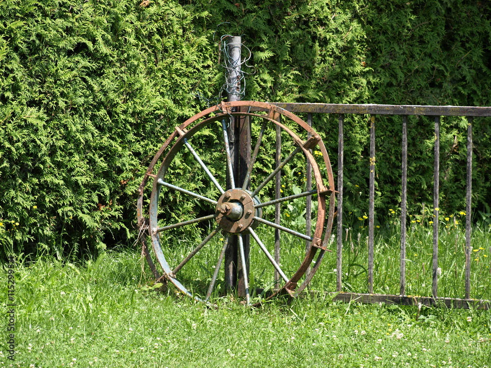 altes wagenrad aus eisen-gartendekoration