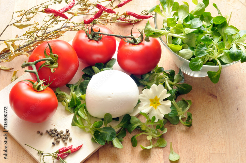 ingredienti per insalata caprese con pomodori e mozzarella di bufala su un tavolo di legno ingredienti per insalata caprese con pomodori e mozzarella di bufala su un tavolo di legno