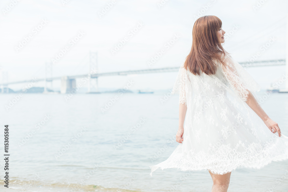 海辺の女性 海辺の女性