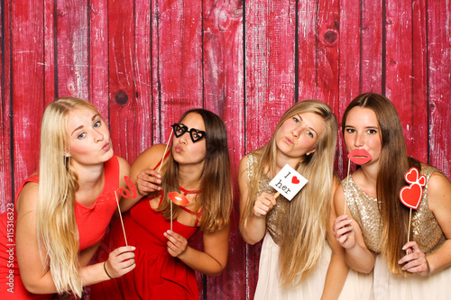 Hübsche Mädchen halten verschiedene Probs - Phootobooth Party  photo