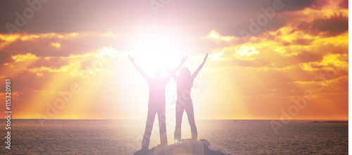 Mann und Frau bei Sonnenuntergang