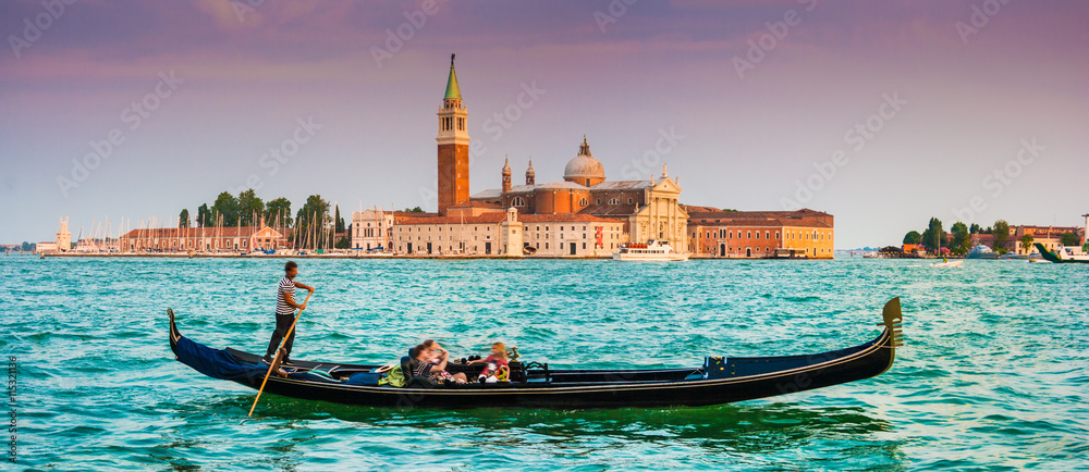 Naklejka premium Gondola z San Giorgio Maggiore o zachodzie słońca, Wenecja, Włochy