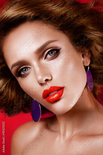 Obraz na plátně Beautiful young model with red lips and retro hairstyle