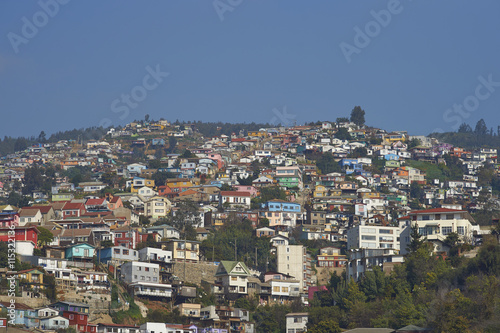 Fototapeta Naklejka Na Ścianę i Meble -  Colourfully decorated houses crowd the hillsides of the historic port city of Valparaiso in Chile.