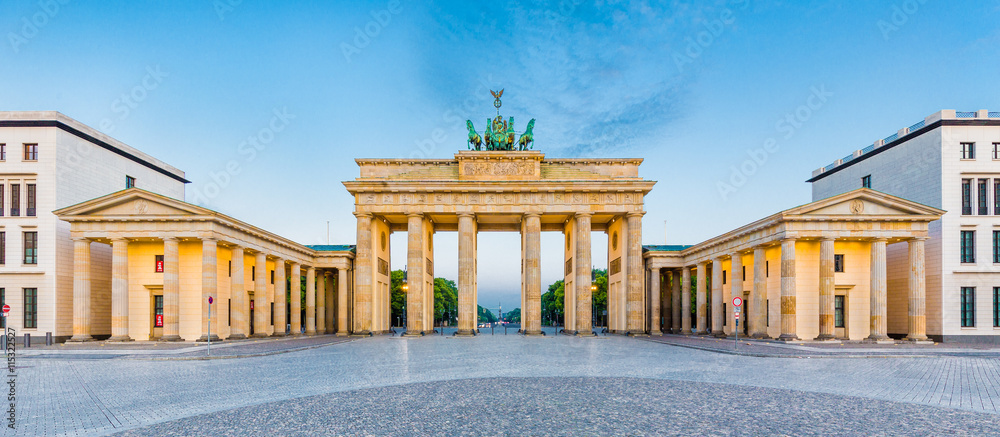 Naklejka premium Berlin Brandenburger Tor przy wschodem słońca, Niemcy