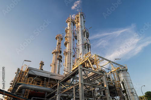 Distillation Columns and their process equipments : Oil and gas