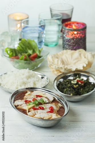 indische Hühnchen-Curry in Schalen