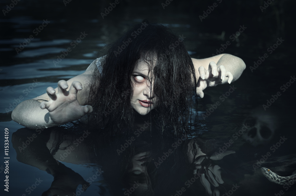 Obraz premium Terrible dead ghost woman in the water